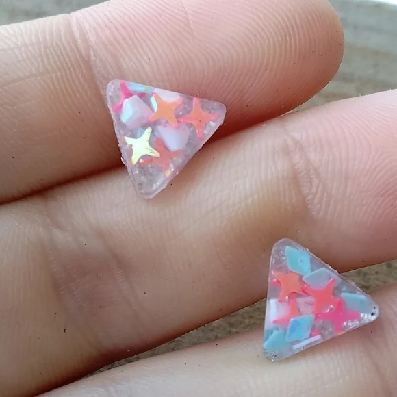 💕5/25 Confetti resin triangle stud earrings - Picture 2 of 2